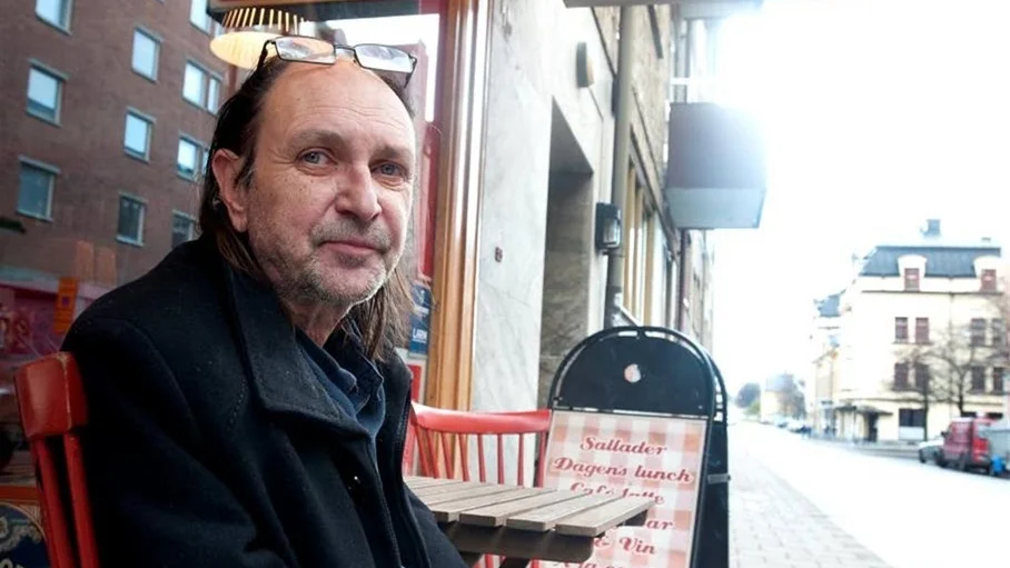 Basisten Tony Thorén berättar att 90-talet var en svår tid på flera plan. "Allt rasade. Hela min producentkarriär försvann, Lotta hamnade i rullstol... Allting dog. Jag var van att ha pengar och fortsatte leva likadant. Jag tänkte: "Det kommer jobb". Men det gjorde det inte. Då hamnade jag i helvetet."