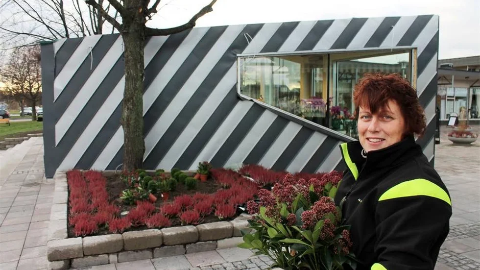 - Kul att vi fått ett randigt och roligt hus att flytta in i, tycker Jeanette Bergström som driver den nybyggda blomsteraffären i Skarphagens centrum.