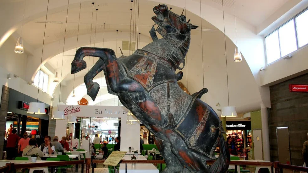 Stegrar sig. Nu stegrar sig både spänningen och den här hästen, inför premiären av Harry Potter-utställningen i Norrköping. Den här hästen står uppställd på Ingelsta Shopping och är en schackpjäs från filmerna.