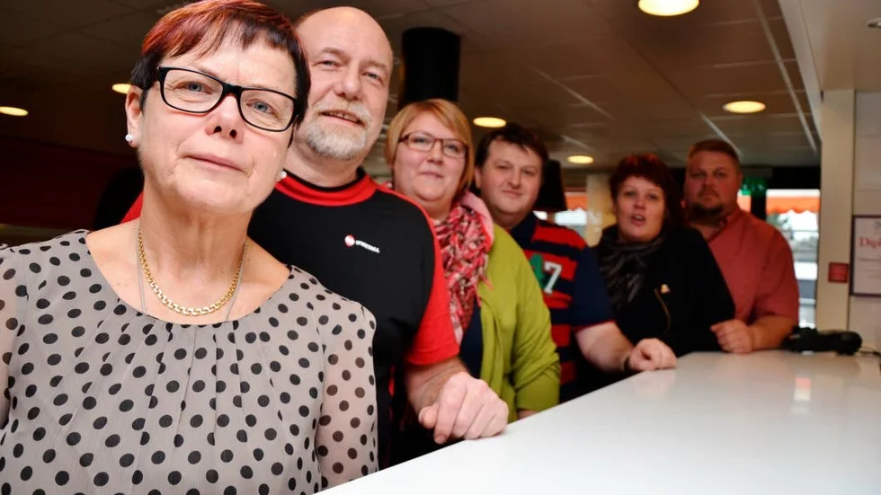 Nummer ett på Socialdemokraternas fullmäktigelista till valet i höst är Berit Martinsson. Bakom henne syns en "nygammal" ledamot, Jonny Persson, och bakom honom två helt nya medlemmar: Frida Granath och Senad Bosnajakalic. Längst bort Ulrika Jeansson och Patrik Karlsson.