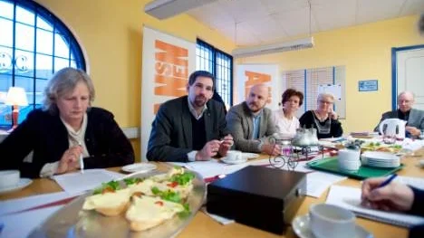 Sex i matfrågan helt eniga allianspolitiker. Fr v Päivi Johansson och Fredrik Bergqvist (M), Mathias Sundin (FP). Karin Jonsson (CP), Margaretha Ericsson (KD) samt Gunnar Asserhed (FP).

Foto: Robert Svensson