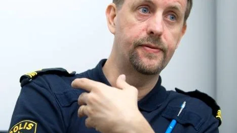 Lars Eriksson, samordnare på polisens ungdomssektion tycker att samhället måste reagera snabbare när ungdomar misstänks för brott.