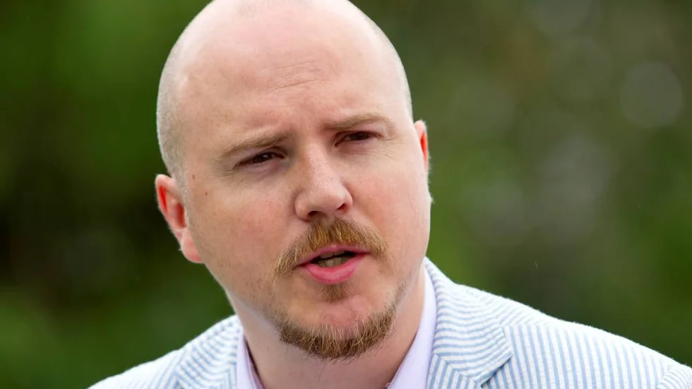 Enligt Mathias Sundin är det alldeles för mycket i kommunen, som går för långsamt.