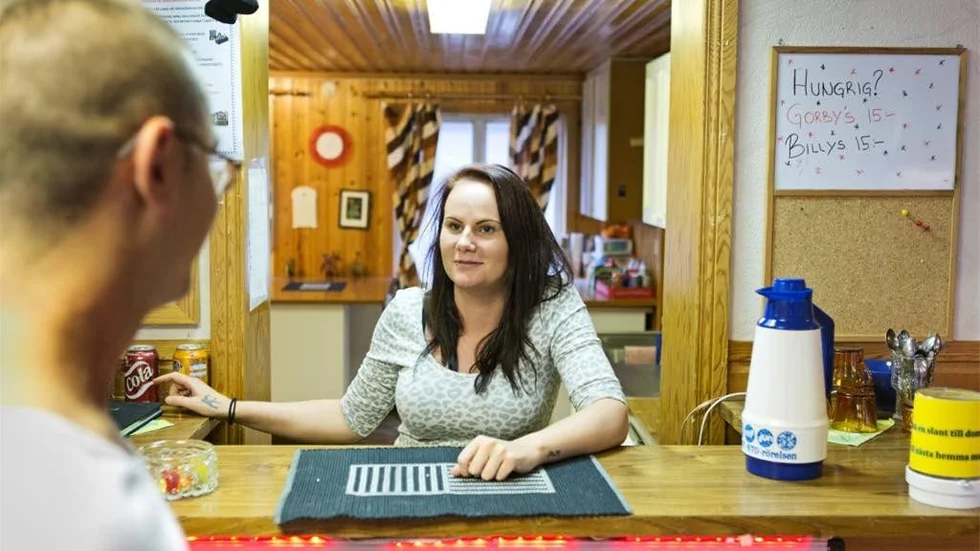 Mimmi Hellman svarar bland annat för serveringen.