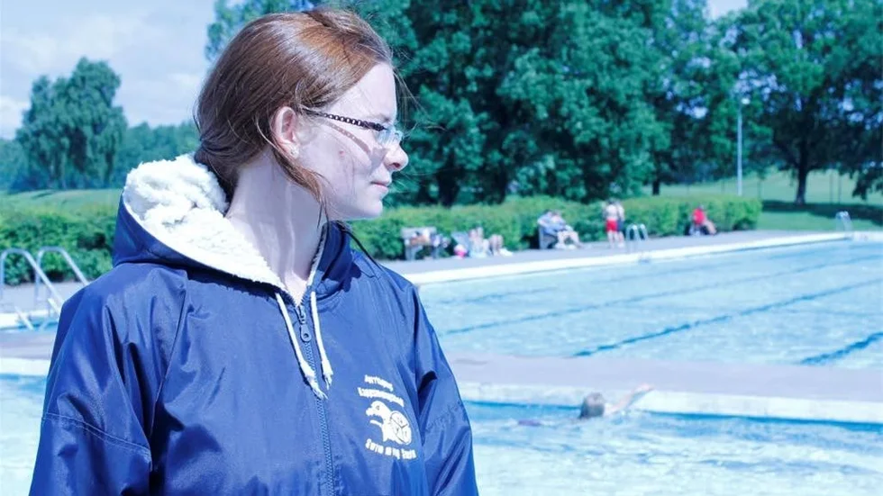 Sandra Gustafsson tycker det är konstigt att NKK:s ledning säger att det ingår i badvärdarnas arbetsuppgifter att fungera som badvakter.