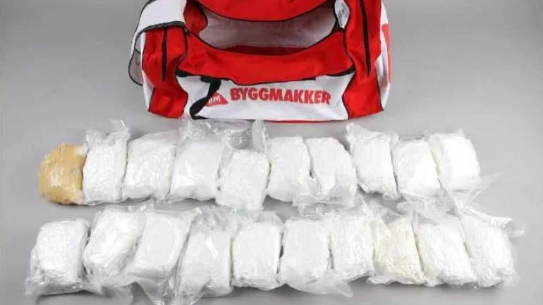 Uppsalabon misstänks bland annat ha organiserat hanteringen av 68 kilo narkotika i Norge. En väska med amfetamin fanns i lägenheten när polisen slog till. 