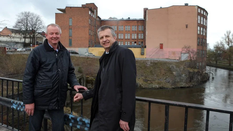 Hyresbostäders vd Gunnar Boqvist och Henry Ståhls vd Peter Karlström, på Gamlebro, med kvarteret Kroken i bakgrunden, där de planerar för uppåt 150 nya lägenheter.
