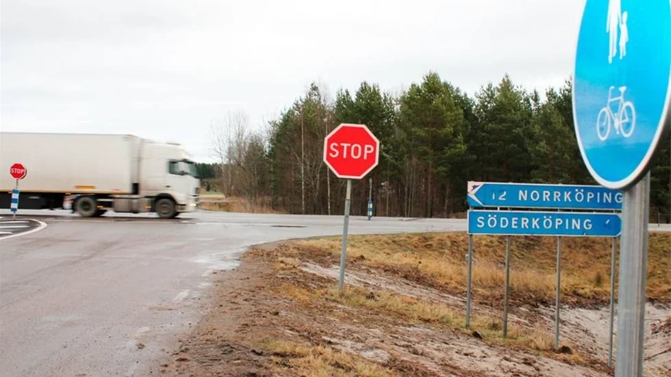 Trafiken dundrar numera igenom Mariehovskorsningen vid Korsbrinken i hela 100 km/tim. Något som gjort det svårt att korsa E 22-an, för de som ska svänga in mot Norrköping från Mariehovsområdet.