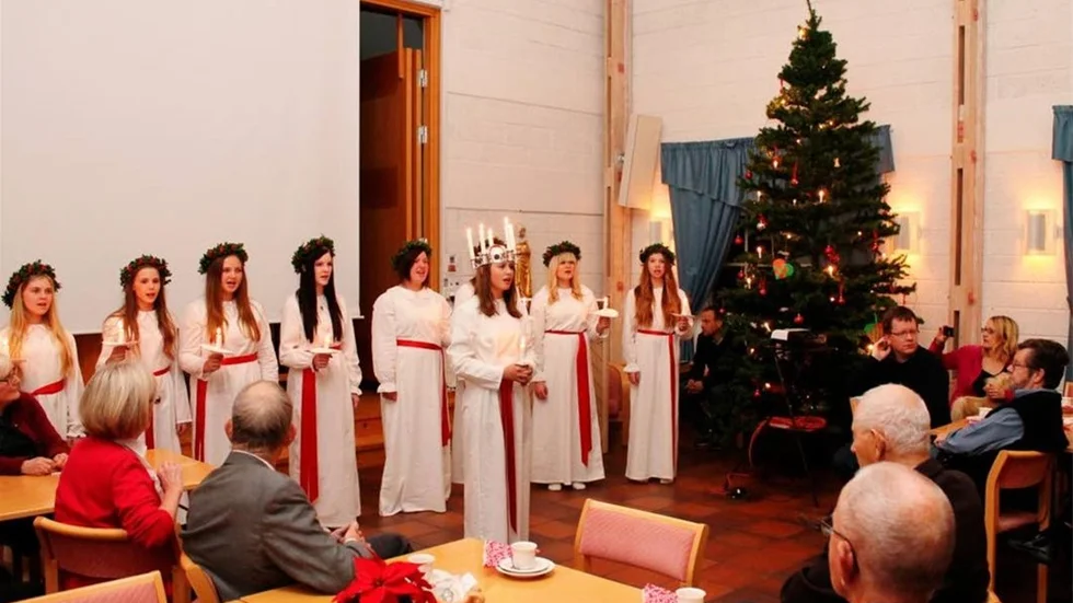 Efter ett 15-tal framträdanden under dagen avslutade Söderköpings Lucia Victoria Nyrop-Sjörén och hennes tärnor med att sjunga i S:t Laurentii församlingshem på fredagskvällen.