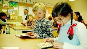 Albin Fritionfsson och Milena Bojovic läser ur gamla böcker. De tycker det är kul att se hur skolan fungerade förr i tiden. Foto: Matilda Wiman
