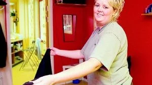 -Det är brist på vandrarhem i Krokek och därför fick jag idén att öppna ett här i Centrumhuset i centrala Krokek, berättar Nina Karlsson som jobbar med massage i bottenvåningen i Centrumfhuset och framöver öppnar vandrarhem på andra våningen. Foto: Anita Kjellberg