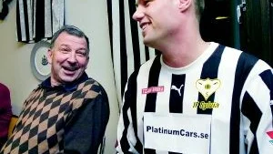 Glada miner. I går kunde IF Sylvia äntligen presentera nyförvärvet Stefan Persson. Efter segslitna förhandlingar gick Sleipner med på att släppa Stefan för cirka 100.000 kr.   			         Foto: Janne Forsby