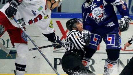 Johan Bülow, den förre LHC-forwarden, är ett intressant namn för Vita Hästen inför nästa säsong. Jakten har redan börjat på förstärkningar. Johan, t h, spelar just nu för Bofors i allsvenskan.             Foto: Stefan Jerrevång/Scanpix