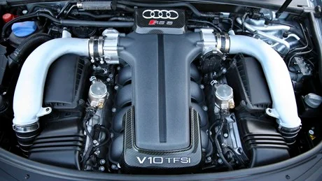 Lek inte ens med tanken att stoppa ner några fingrar för att pillra i det här maskinrummet. V10-motorn är Audis egen och inte lånad från Lamborghini, som det antytts i förhandsspekulationerna.