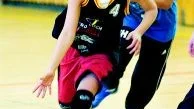 Lindöskolans flickor 4 förlorade finalen mot Skarphagen med 16-21 efter en jämn och spännande fight.  Här forsar Lina Stern i Lindö fram i full fart. 		                     Foto: Robert Svensson