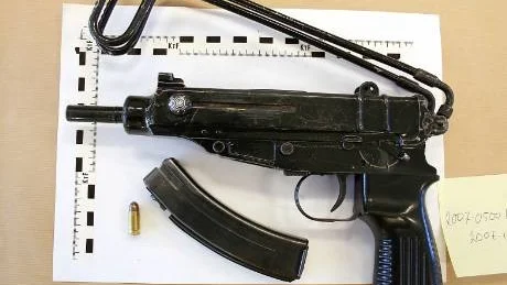 Polisen tog flera skarpladdade vapen i beslag vid insatser mot de två rivaliseriande gängen som bråkat under hösten i den så kallade vapenhärvan.