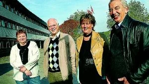 Den här gången ska samarbetet sträcka sig över hela mandatperioden. Det är både socialdemokraterna och vänsterpartiet överens om. Från vänster Marie Wallbom (v), Peter Fransson (s), Elisabet Rehn (v) och Stig Andersson (s)Foto: Carolina Häggkvist