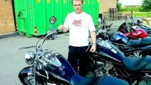 Skadade motorcyklar på rad när Peter Kahrle tvingas se förödelsen efter en misslyckad "smash and grab". Foto: Titti Olovsson