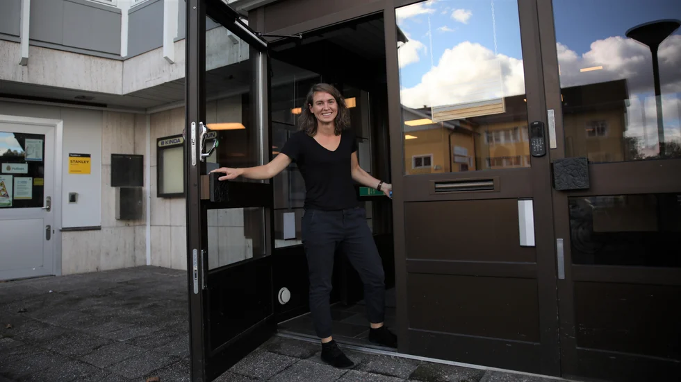 Ella Sjösvärd är kommunsekreterare i Kinda. Tillsammans med Pierre Ländell körde hon de färdigräknade rösterna till Länsstyrelsen. De båda säger att man noterat köbildningen som uppstod främst på förmiddagen i samband med röstningen på vissa platser, och diskuterar planer för hur man kan göra det bättre i framtiden. Att ha fler ställ med valsedlar redan från början är något de tror kommer att behövas.