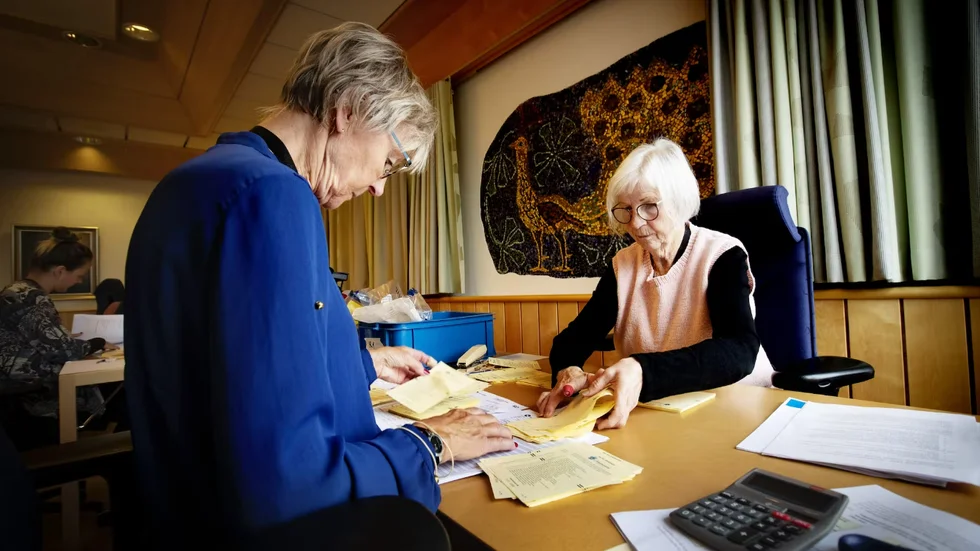 Vännerna Gunilla Kareståhl och Margot Jonsson räknar röster för tredje valet i rad, och de tycker att uppdraget är ett skönt avbrott i pensionärslivet. ”Det är spännande att få tänka till lite grann”, säger Gunilla.