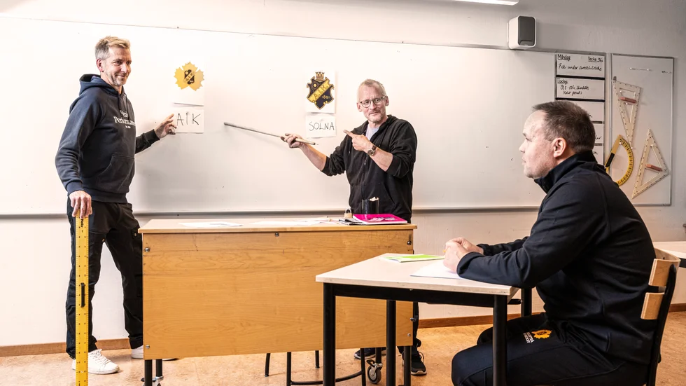 Claes Lindholm och Mattias Nilimaa förklarar för nye tränaren, och stockholmaren, Jonas Klingsell hur olika hockeylag benämns i norra Västerbotten.