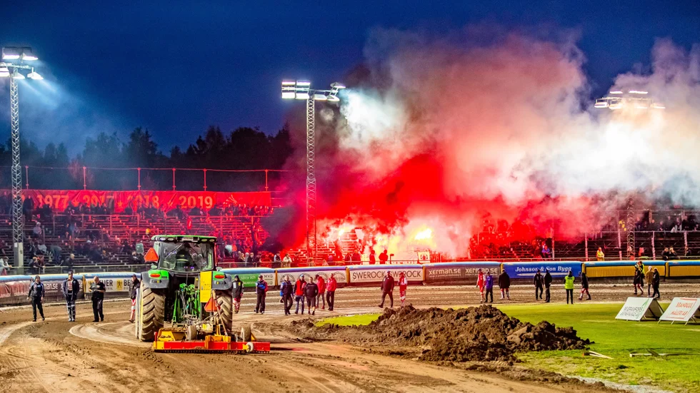 Så här såg det ut under ett par timmar på Smestadion utanför Eskilstuna. Traktorer som åkte runt i varv efter varv. Till blev matchen mellan Smederna och Rospiggarna uppskjuten.