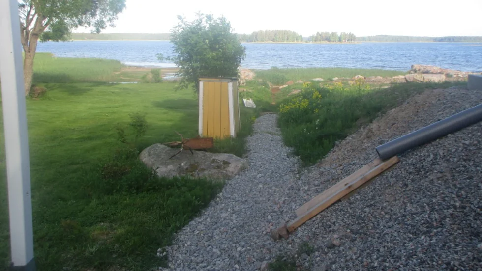 Samhällsbyggnadsnämnden konstaterar att fastighetsägaren grävt på grannens tomt och att fyllnadsmassa ramlat ned över tomtgränsen. Efter att det åtgärdats avskriver nämnden ärendet.