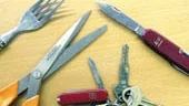 Knivar, saxar, nagelfilar och liknande stickföremål får inte längre tas med i handbagaget på flygresor.
FOTO: JANNE FORSBY