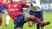IFK Norrköpings Alexander Östlund och Helsingborgs Mikael Hansson i en tuff duell på Olympia.  Alexander slet och jobbade som vanligt och var en av de bättre spelarna i IFK.
FOTO: ROBERT SVENSSON
