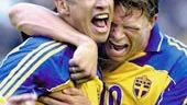 Mot Moldavien på Ullevi bjöd Henrik Larsson på rena målorgien. Han gjorde fyra av Sveriges sex mål. Här grattas Kung Henrik av Marcus Allbäck.
FOTO: PRESSENS BILD