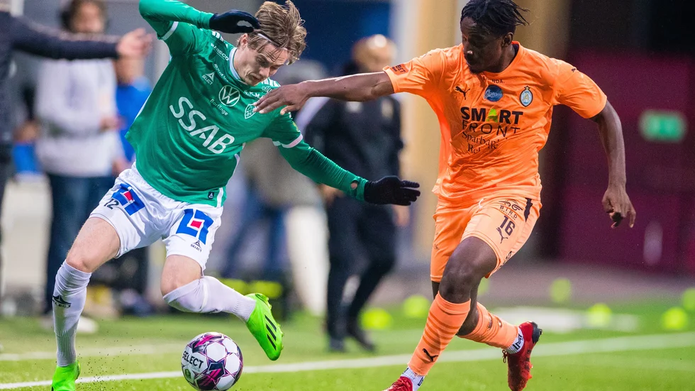 AFC:s York Rafael jagar Brages Johan Arvidsson i en match som slutade med förlust för Eskilstunalaget med 2–3.