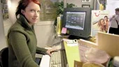Helena Johansson, säljare på Resia, berättar att reslutsten är stor men att många tycker att sistaminuten-resorna är för dyra.
FOTO: TITTI OLOVSSON