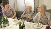 I går åkte de blommiga sommarklänningarna fram ur garderoben. Det var dags för den årliga vårfesten på Apelgården. Maria Möller, snart 100, och Sonja Gustavsson skålade in våren. Från vänster: Rosemarie Hygneborn, Maria Möller och Sonja Gustavsson.
FOTO: JANNE FORSBY