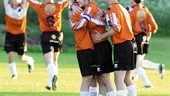 Spiken i kistan! Och 31 i baken för Smedby AIS. Inte undra på att Niklas Andersson kramas om av lyckliga kamrater efter den något överraskande segern över serieledarna.
FOTO: ROBERT SVENSSON