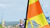 Ted Axelsson lyckas äntligen räta upp seglet på en av Lindö fritidsgårds surfingbrädor.