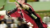 Fredrik Tuppen Johansson låg bakom Finspångs sensationella vändning i hemmamatchen mot Balrog. Tuppen gjorde 33 och 43, en tvättäkta matchhjälte med andra ord. På infällda bilden syns FIBK:s nye målvakt, Jörgen Lea i aktion.
FOTO: NICLAS SANDBERG