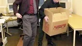 Gunnar Oldfelt och Rolf Schüberg packar upp. De har organiserat ut- och inflyttning.
FOTO: ROBERT SVENSSON