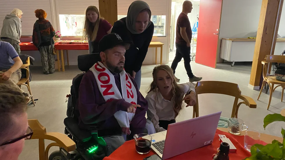 Spänning under rösträkningen. Vänsterpartiets toppnamn Sofia Frithioff och politiske sekreteraren Tobias Holmberg följer lokala siffrorna från Valmyndigheten.
