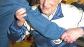 Gammal och ung samsas sida vid sida i Högalunds brottarklubb. Det skiljer faktiskt 80 år mellan klubbens yngsta och äldsta brottare. Här är det Evald Rybom som tar grepp på en något yngre klubbkamrat Sebastian Hansson, 13 år.
FOTO: ANITA KJELLBERG