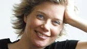 Emma Hamberg har skrivit en bok om allt som borde hända innan man har sex med någon, en motvikt till tidningarnas avancerade råd i sexspalterna. Mycket bygger på de egna tonårserfarenheterna.
FOTO: PRESSENS BILD