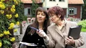Viveca Lindberg och Lillemor Johansson från gatu- och parkkontoret förbereder lördagens höstmarknad och skördefest på Färgargården, ett populärt arrangemang som brukar locka mycket folk.   
FOTO: JANNE FORSBY