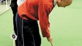 Mathias Florén laddar upp inför allsvenskan med golfputtning. Anfallaren Mattias Flodström studerar sin lagkompis färdigheter.
FOTO: DANIWL GRYGORIEWICZ