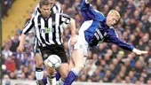 Alun Armstrong
(i blå tröja) har gjort succé i sensationslaget Ipswich Town. Armstrong köptes från Middlesbrough vid årsskiftet.
FOTO. PRESSENS BILD
