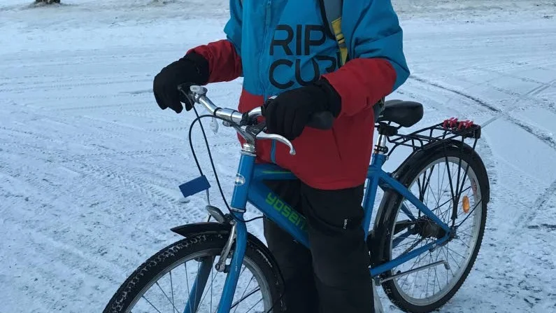 Per Lindqvist är en av eleverna som cyklar till skolan.
