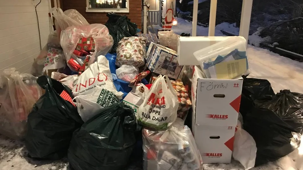 Klappar har även lämnats utanför paret Karlssons hem. "Det hade inte fått plats vid lokalen", säger Anna Karlsson.