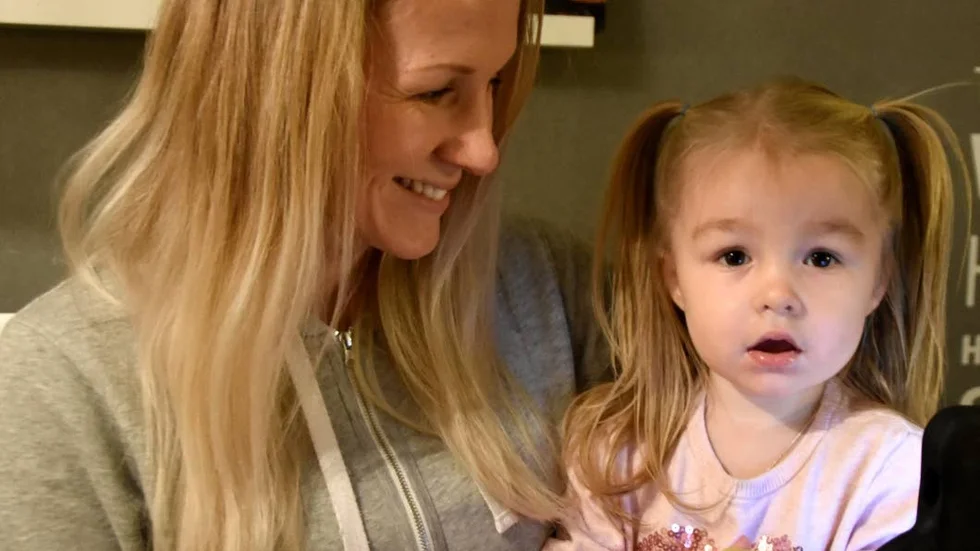 Familjen Karlsson-Vallén skulle behöva en femrummare, men det ser mörkt ut. Madelene Karlsson här med dottern Molly.