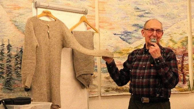 Åke Engman berättade livfullt om livet då han var ung, om jobbet på gården och i skogen. Här med moderns ylleliv och andra stickade/vävda plagg.