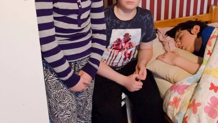 Syskonen Karina och Abdullah väntar på att Adam ska vakna. Det har de gjort i snart tre år.