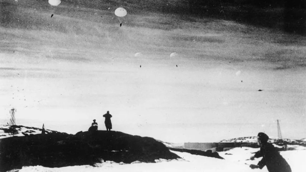 Tyska fallskärmssoldater landar i Narvik. Nu blir de dramatiska händelserna 1940 internationell storfilm.