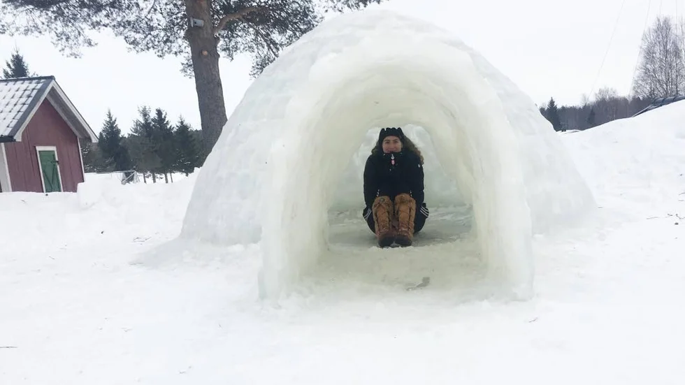 Julia Anderssons igloo i Börjelslandet är 1,65 meter hög och byggd av 700 iskuber.